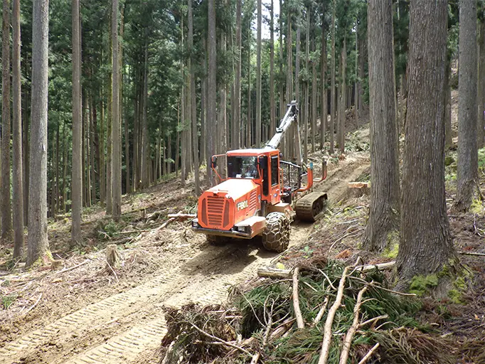 林道を走行するフォワーダの写真